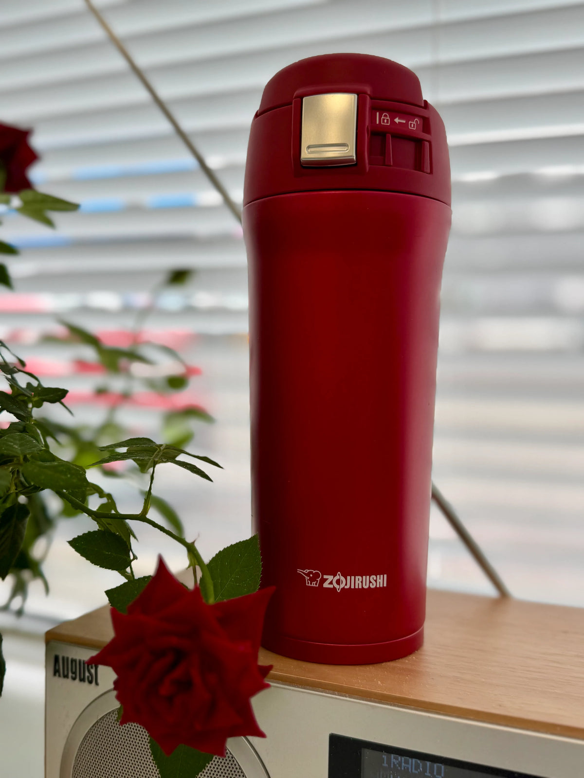 Zojirushi SM-YAF48 Red travel mug on a desk near a red rose, 480 ml (16.20 oz)