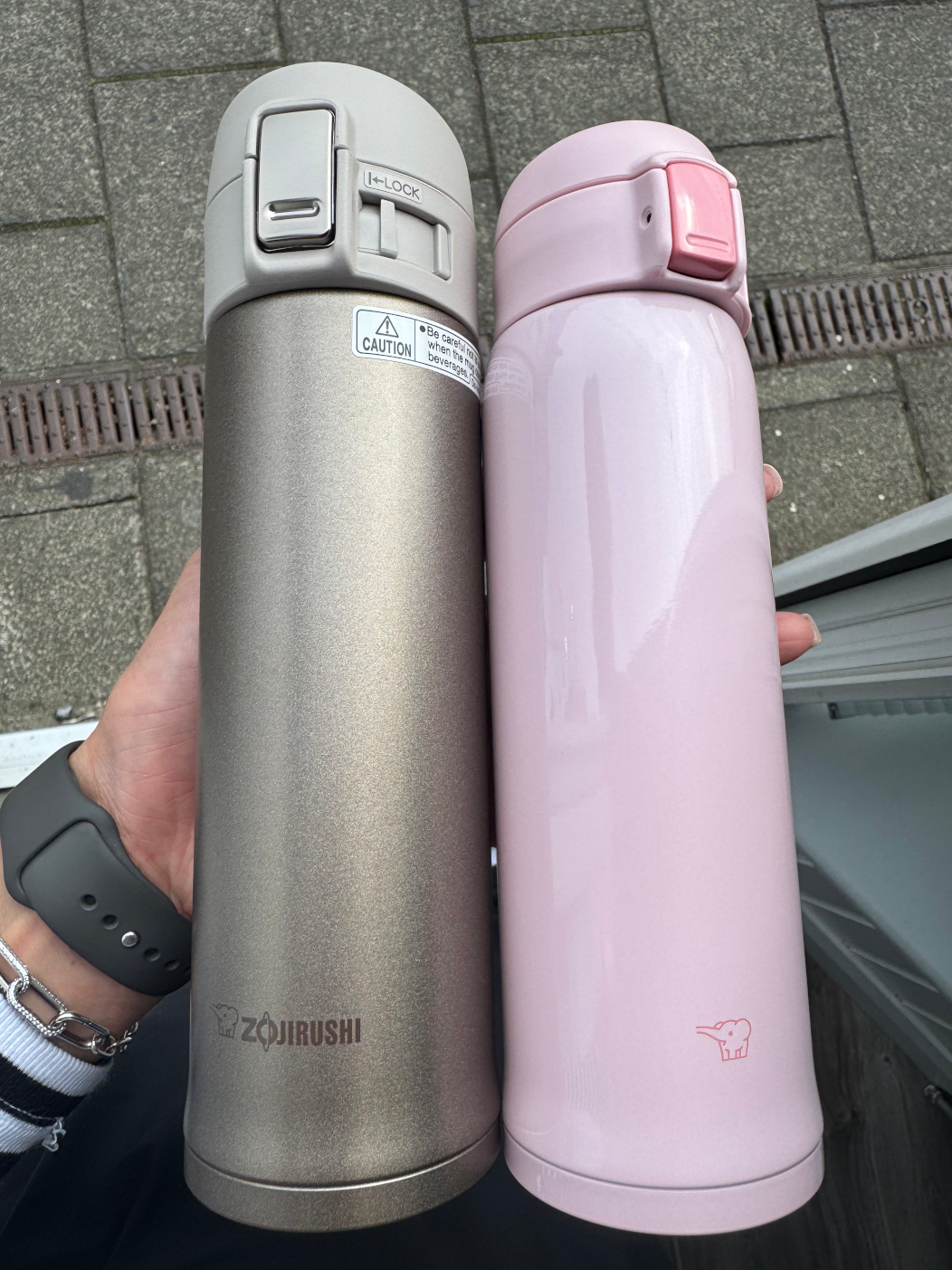 Zojirushi SM-KHE Gold travel mug held outdoors, 360 ml (12.20 oz) to 480 ml (16.20 oz)