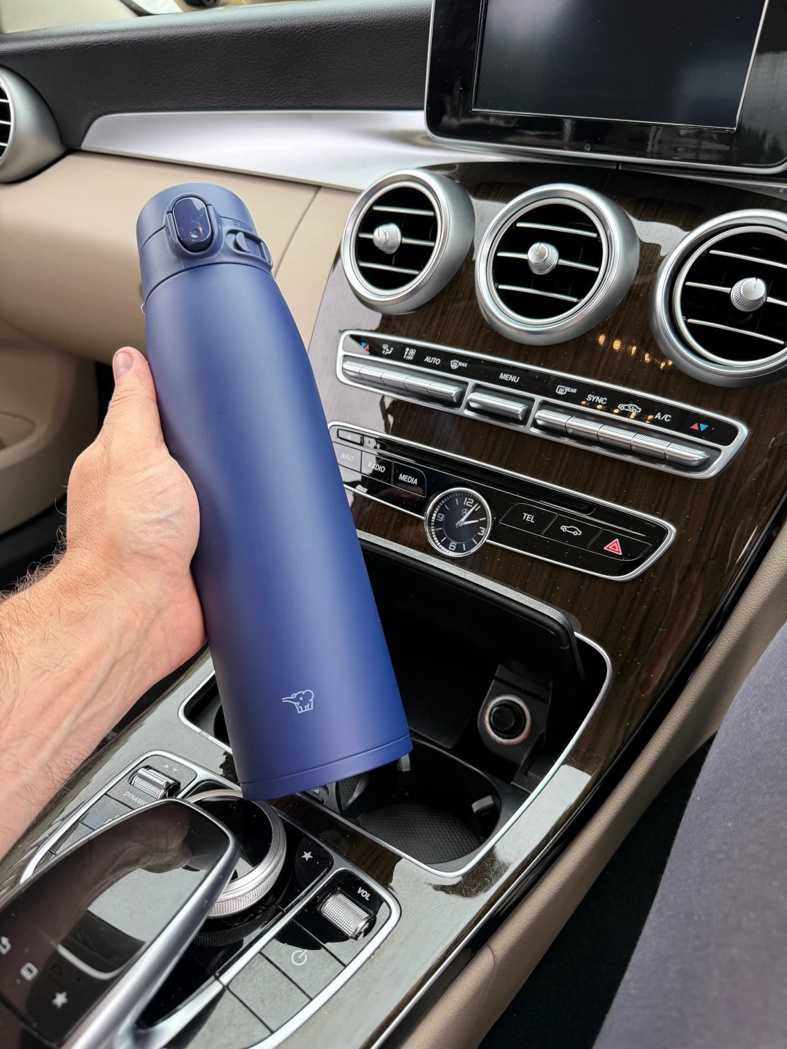 Zojirushi SM-VB95 Dark Blue travel mug held inside a Mercedes car, 600 ml (20.30 oz) to 950 ml (32.10 oz)