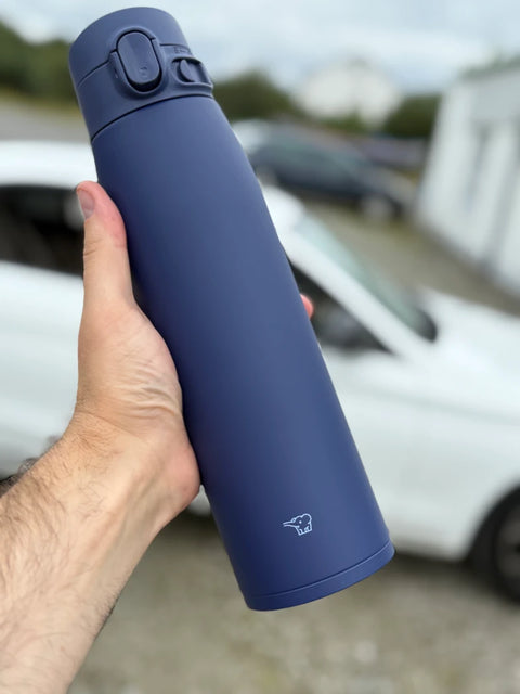 zojirusji_bottles_vb950ml_dark_blue in hand